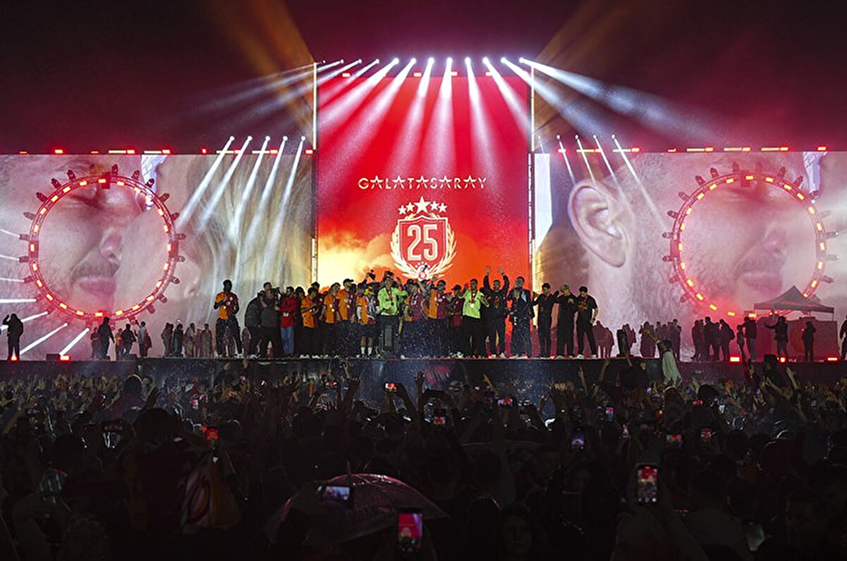 Galatasaray'ın Yenikapı'daki şampiyonluk kutlamaları gece geç saatlere kadar devam ederken, taraftarlar adeta meydana akın etti. Peki Yenikapı'ya gelen Galatasaraylı taraftar sayısı kaç oldu?<br>