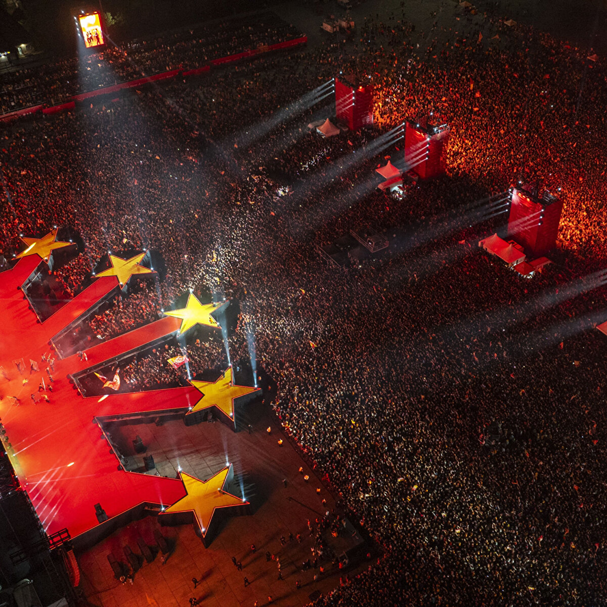 Sarı kırmızılılar şampiyonluk kutlamalarını Yenikapı'da görkemli bir organizasyon ile gerçekleştirdi.