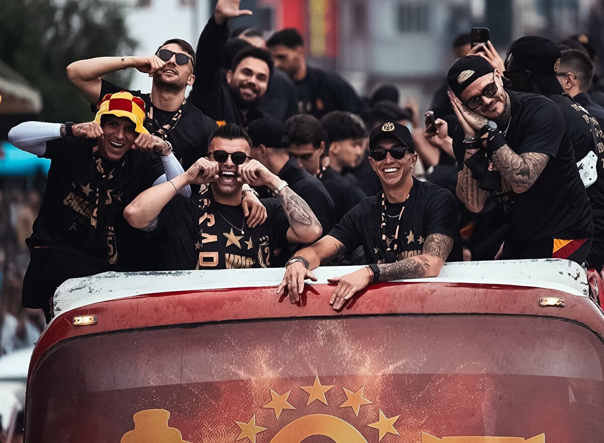 Galatasaray Lisesi'nden yola çıkarak ardından vapurlar ile Yenikapı'ya geçen Galatasaray'lı oyuncular sahneye de kendi seçtikleri müzikler ile çıktı.