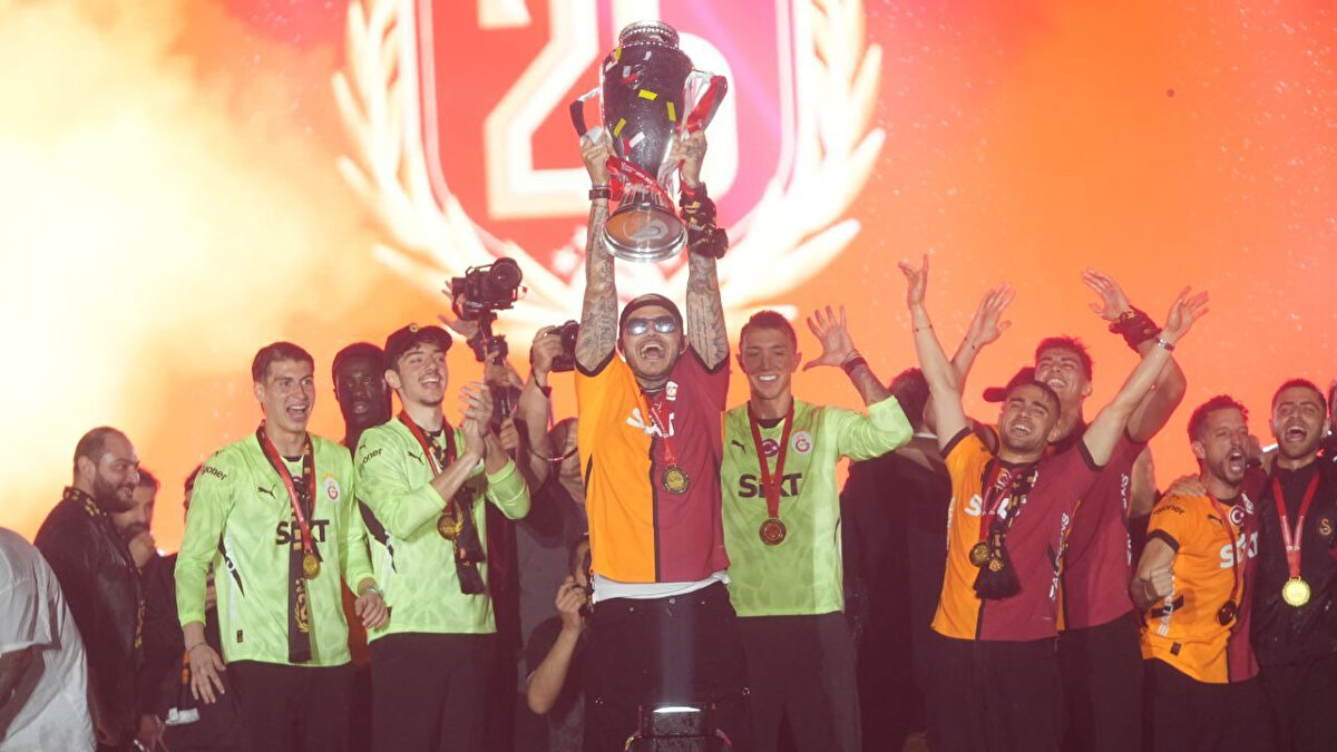 Peki Yenikapı'daki kutlamalara hangi futbolcu hangi şarkı ile çıktı işte bu sorunun cevabı: