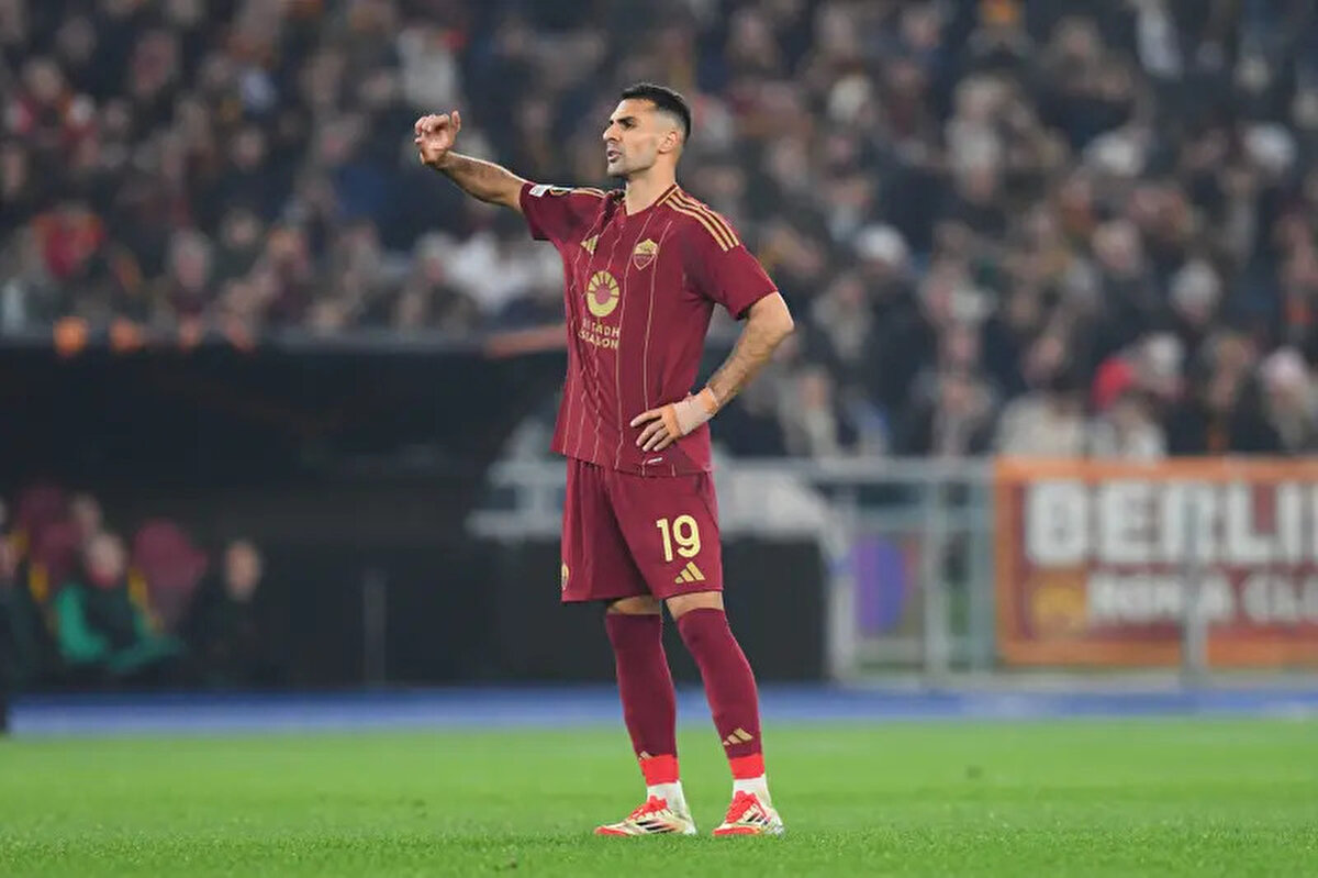 Zeki Çelik<br><br>Fransa ekibi Lille'den 2022'de Roma'ya transfer alan Zeki Çelik, sergilediği performansla sağ bek pozisyonunun vazgeçilmezi oldu.<br><br>Kendisiyle aynı mevkide oynayan tecrübeli oyuncu Alessandro Florenzi'ye formayı vermeyen Zeki, Roma'da tüm kulvarlarda 43 maçta görev yaptı, 1 gol ve 3 asistlik katkı sağladı.