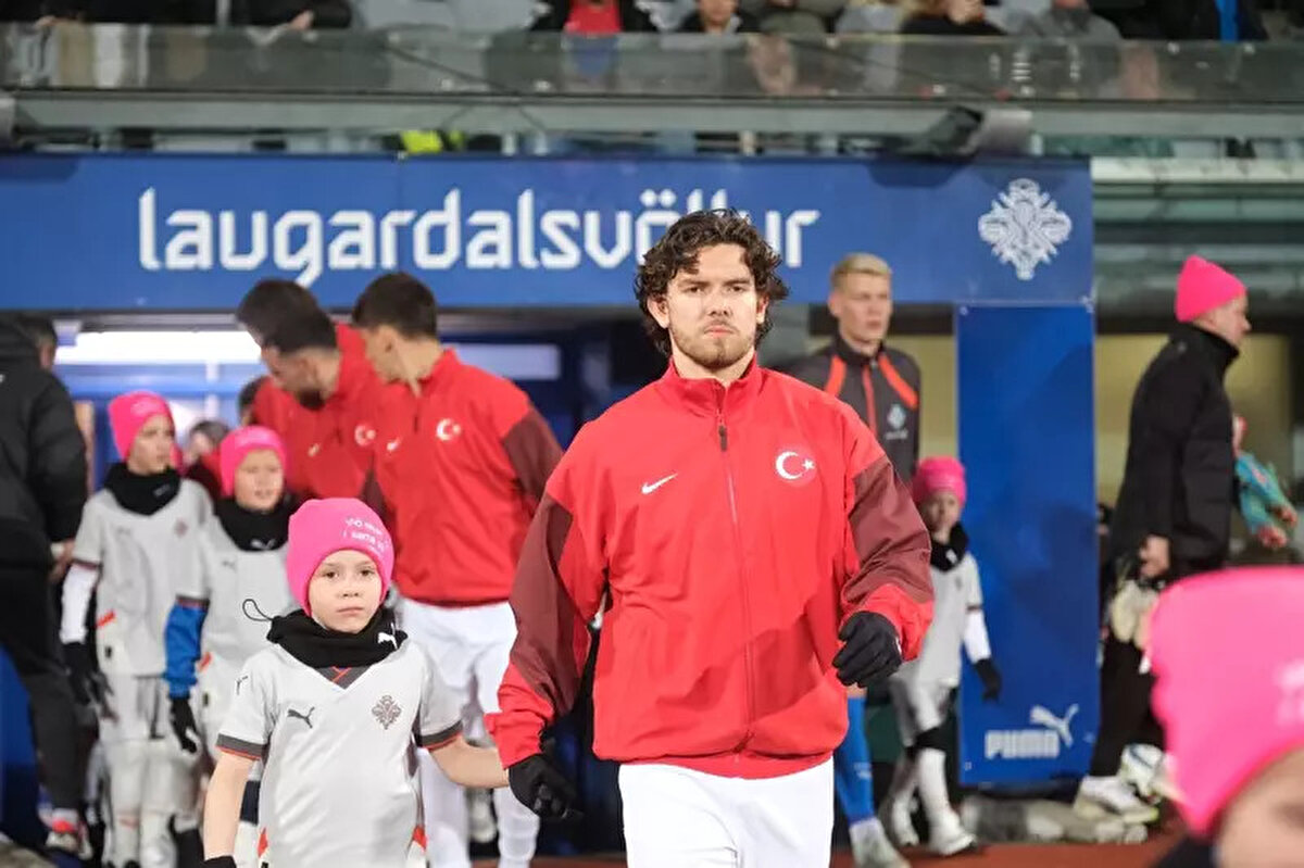 Sakatlık ile mücadele eden futbolcularımız<br><br>Geçen yıl 30 milyon avro bonservis bedeliyle Brighton'a transfer olan Ferdi Kadıoğlu, sezona iyi bir başlangıç yapmasına rağmen yaşadığı sakatlıklar sebebiyle istikrarını koruyamadı.<br><br>Enes Ünal'ın Bournemouth macerası da farklı başlamadı. Geçen yıl temmuz ayında Getafe'den Bournemouth'a 16,5 milyon avro bedelle transfer olan forvet, ocak ayında geçirdiği ön çapraz bağ ameliyatının ardından sahalara dönemedi. (28 yaşındaki oyuncu, bu sezon İngiltere Premier Lig'de çıktığı 17 maçta 2 gol ve 1 asistle oynadı.)<br><br><br>