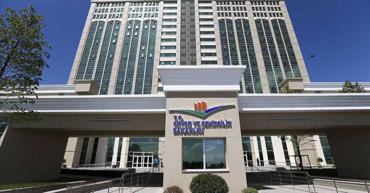 Çevre, Şehircilik ve İklim Değişikliği Bakanlığı, orman vasfını yitirmiş yaklaşık 100 bin hektarlık 2B alanını kullanan vatandaşların mülkiyet haklarını belirleyip tapularını verecek.