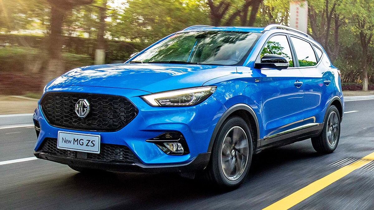 MG ZS Fiyatları<br>MG ZS Comfort 1.0 AT 111 PS: 1.399.000 TL<br>MG ZS Luxury Plus 1.0 AT 111 PS: 1.590.000 TL<br>Yukarıda belirtilen MG ZS EV modellerinin tümünün yakıt türü; benzindir. MG ZS EV otomobillerinin tümü üretim hataları baz alınarak 5 yıl - 150,000 km garantisi kapsamına giriyor. Burada hangisinin önce tamamlanacağı ele alınmıştır.<br><br>MG ZS EV’de garantiye önem veriliyor. Yüksek donanım teknolojisiyle dikkat çekiyor. Kamera sistemi ve şasi tasarımıyla kullanıcılarının kendini iyi hissetmesini sağlıyor.<br><br>