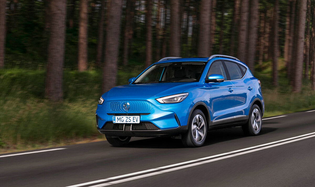 MG ZS EV Fiyatı<br>MG ZS EV Luxury 115kW: 1.699.000 TL<br>MG SUV ZS EV modellerinin ikisi de benzinlidir. Donanım ve tasarımıyla kullanıcılarına bir otomobilden daha fazlasını sunuyor.