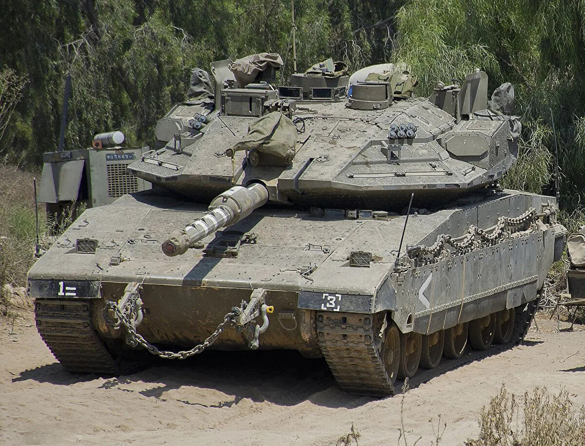 MERKAVA MK.4 MEİL RUACH<br>2011 yılından bu yana İsrail ordusunun hizmetinde olan Merkava Mk.4 ana muharebe tankı standart tank yapısından biraz farklı tasarıma sahiptir. Motoru, gerektiğinde zırh görevi görmesi ve mürettebatı koruması amacıyla önde konuşlandırılmıştır. Ayrıca, dünyanın personel kaçış bölmesine sahip tek tankıdır. Daha önceki versiyonlarda tecrübe edilen yetersiz güç sorunu bu versiyonda çözülmüştür. Merkava, İbranice’de savaş arabası anlamına gelmektedir.