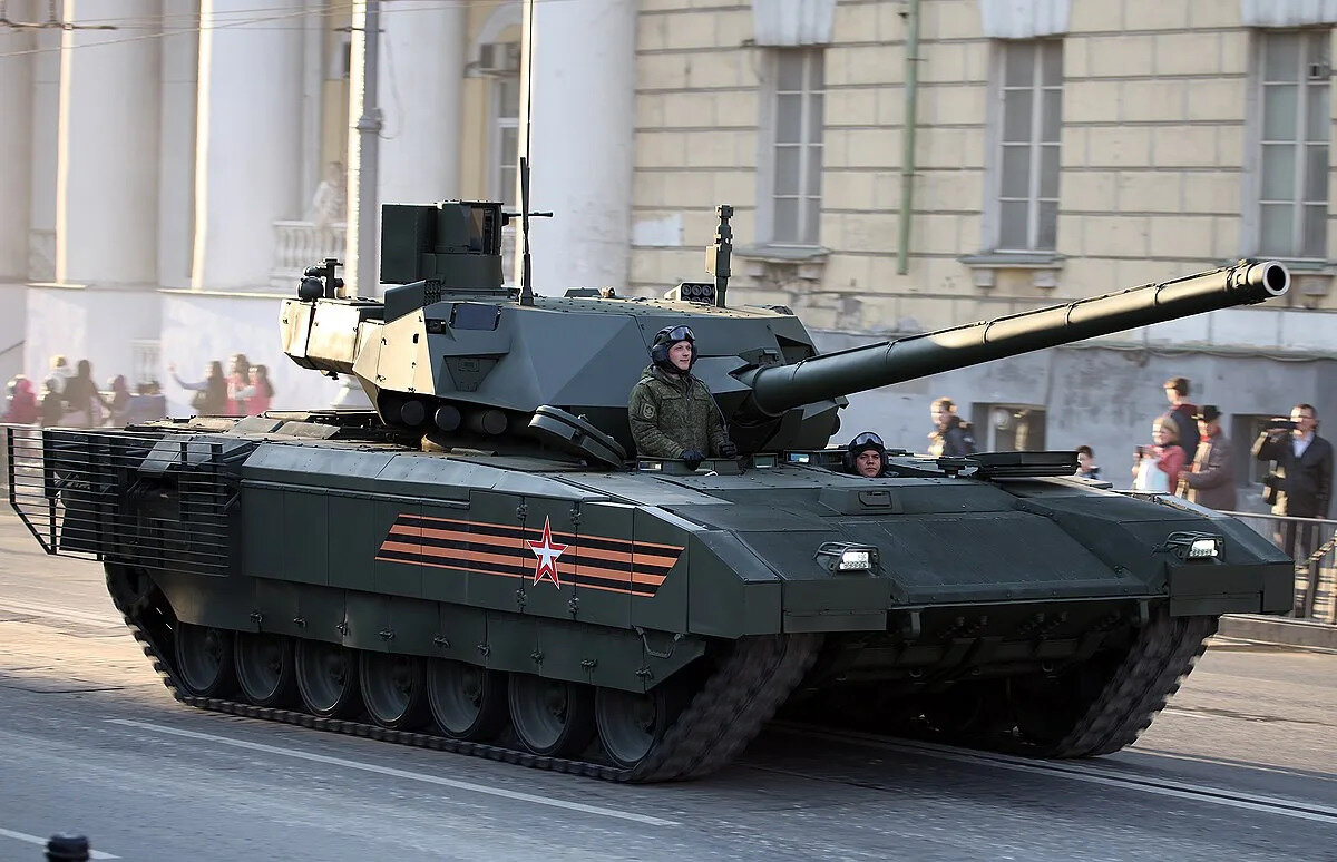 T-14 ARMATA<br>T-14 Armata, Rusya tarafından üretilen 5. nesil ana muharebe tankıdır. Bu tank, insansız bir tarete sahiptir. Ayrıca ön taraftaki 3 kişilik mürettebat zırhlı kapsül içinde bulunmaktadır. Sistemin ana silahı daha önceki Rus tanklarında bulunan 125 mm çapındaki 2A46 yivsiz toptur. Bu topun en belirgin özelliği duman tahliye özelliği olmamasıdır. Ayrıca dakikada 10-12 atış yapabilen bu top, 8 km uzaklıktaki bir zırhlı aracı delebilmektedir.<br><br>