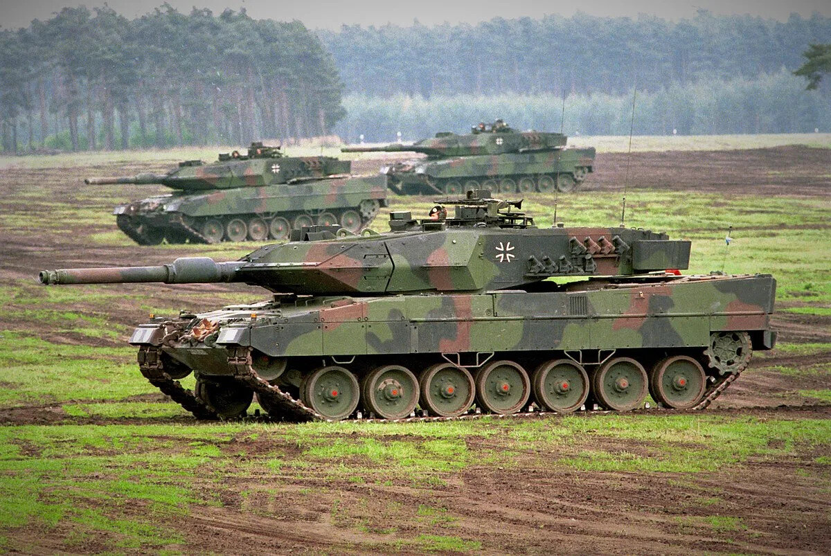 LEOPARD 2A7<br>Leopard 2 serisi, dünyada en çok ihraç edilen modern ana muharebe tankıdır. Leopard 2A6 modelinin geliştirilmiş versiyonu olan Leopard 2A7+ yüksek teknoloji ürünü modüler zırhı ve soft-kill savunma sistemlerine sahiptir. Ayrıca yüksek hızı, düşük silüeti, isabetli atış gücü, harekat yeteneği ve bakım kolaylığı gibi faktörler sebebiyle Leopard 2A7 modern ordular tarafından aranılan tank konumundadır. Bu sebeple birim maliyeti çok yüksektir.