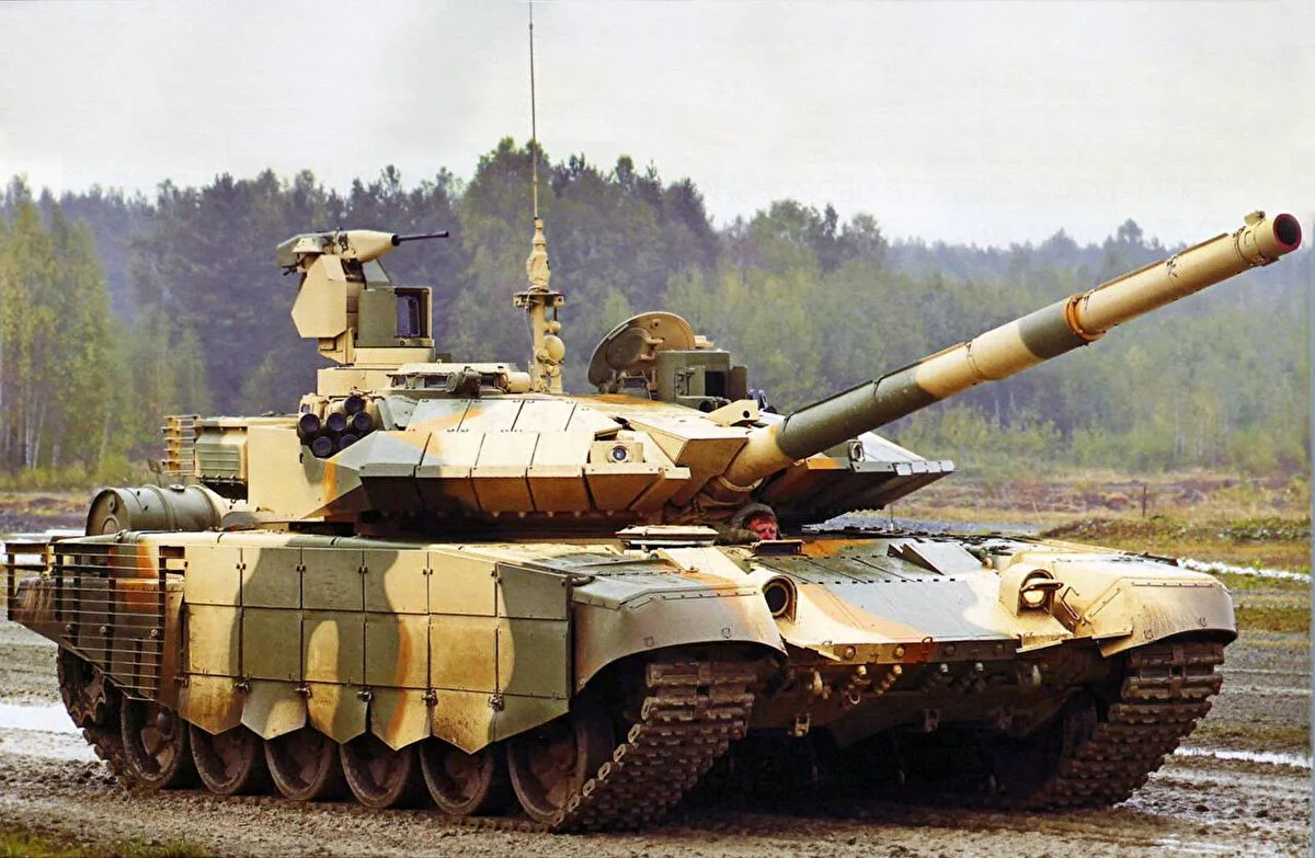 T-90MS<br>2011 yılından beri hizmette olan T-90MS‘ler Rusya’ya ait T serisinin en gelişmiş tanklarındandır. T-90 modelleri içerisinde ise atış kontrol sistemi en iyi olan tanktır. Bununla birlikte modüler kompozit ve reaktif zırh korumaları ile soft-kill ve hard-kill savunma sistemlerine sahiptir. T-90MS için dünyanın en iyi saldırı tanklarından biri olduğu söylenmektedir.