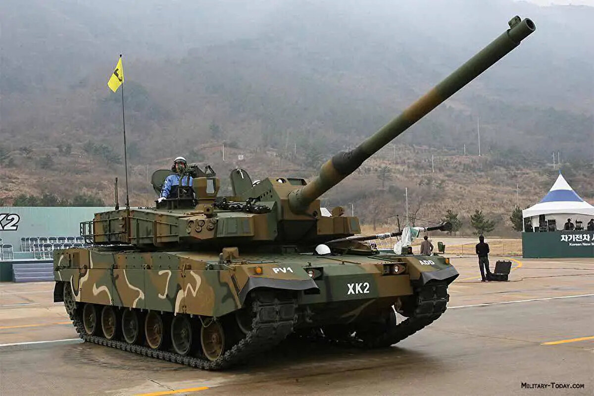 K2 BLACK PANTHER<br>2016 yılından bu yana hizmette olan ve Güney Kore tarafından üretilen K2 Black Panther, modüler kompozit zırh ve ERA bloklarına sahiptir. Tankta L55 tank topu ve otomatik yükleme sistemi bulunmaktadır. Dakikada 14 atım gerçekleştirebilmektedir. İleri seviye atış kontrol sistemi sayesinde sadece tanklara değil alçak uçuş yapan helikopterlere de angaje olabilir. Hedef tanıma, tespit, takip ve dijital savaş yönetim sistemi bulunmaktadır. Ayrıca hidropnomatik süspansiyon sistemi sayesinde bakımı daha kolaydır.