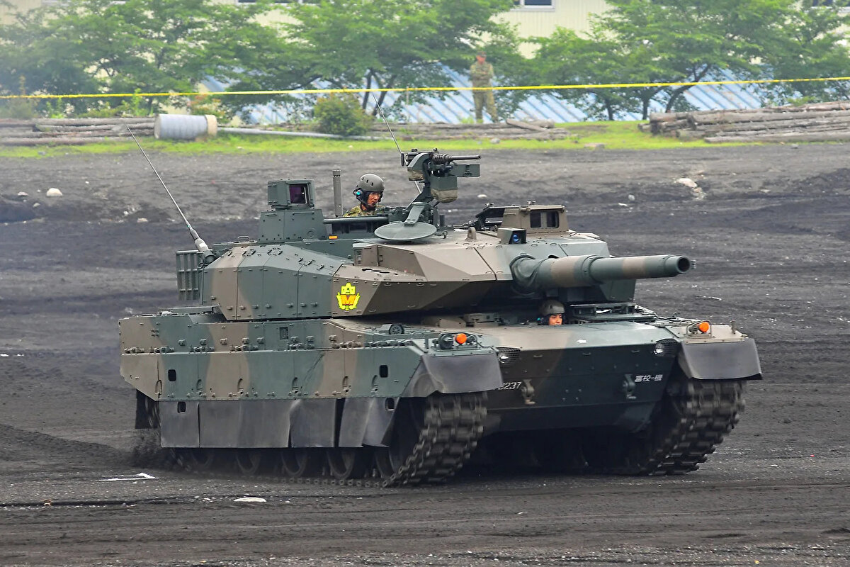 TYPE 10<br>Type 10 ana muharebe tankı, 2012’den beri Japonya ordusuna hizmet etmektedir. Gelişmiş elektronik donanımı ve ileri seviye süspansiyon sistemi ile standartların üzerinde bir tasarıma sahiptir. Nispeten düşük zırh koruması dezavantaj olsa da yüksek ivmelenme özelliği onu dünyanın en hızlı tanklarından biri konumuna getirmiştir.