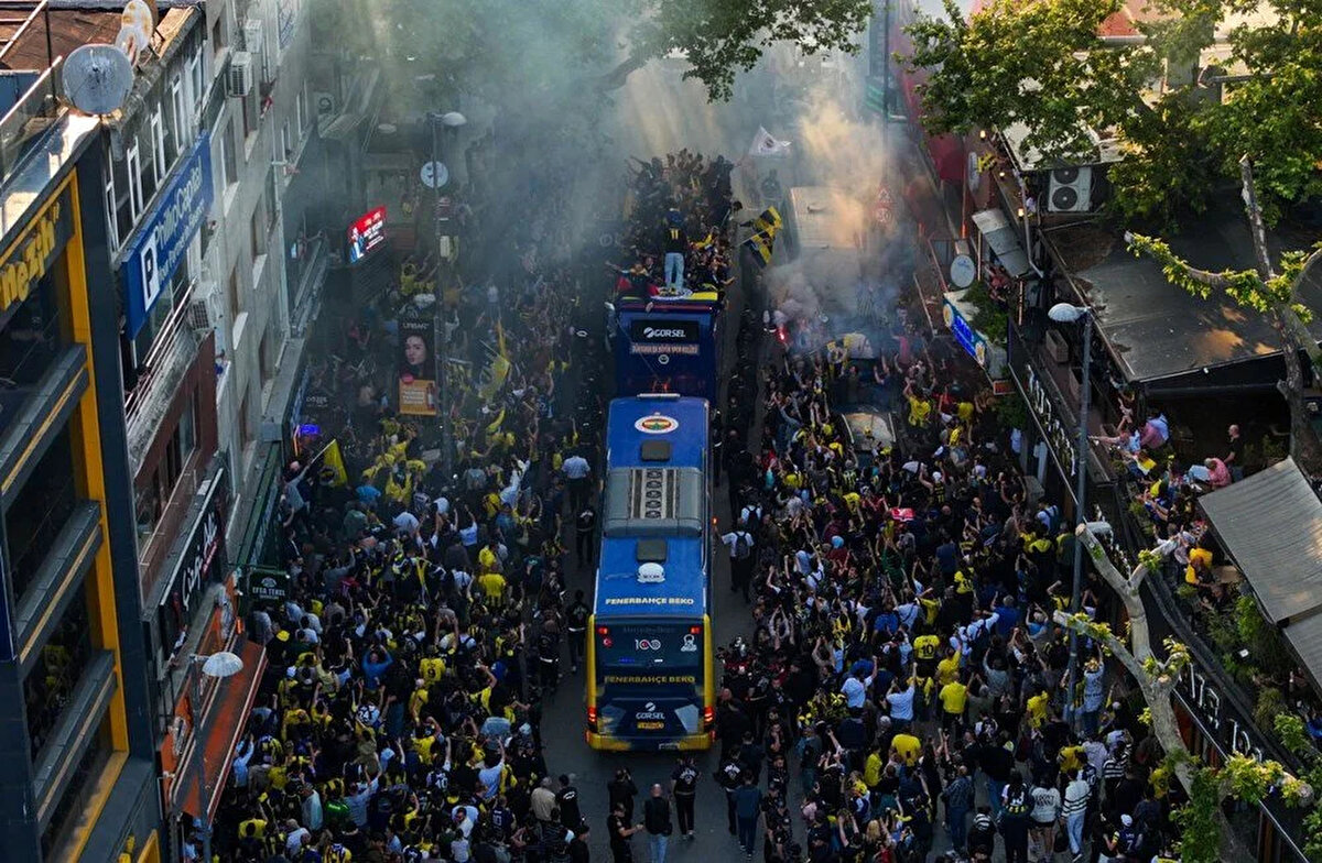 Fenerbahçe Beko, Euroleague zaferini taraftarıyla kutluyor. Avrupa şampiyonluğuyla yurda dönen Sarı Lacivetliler, Bağdat Caddesi'ne üstü açık otobüsle geldi.