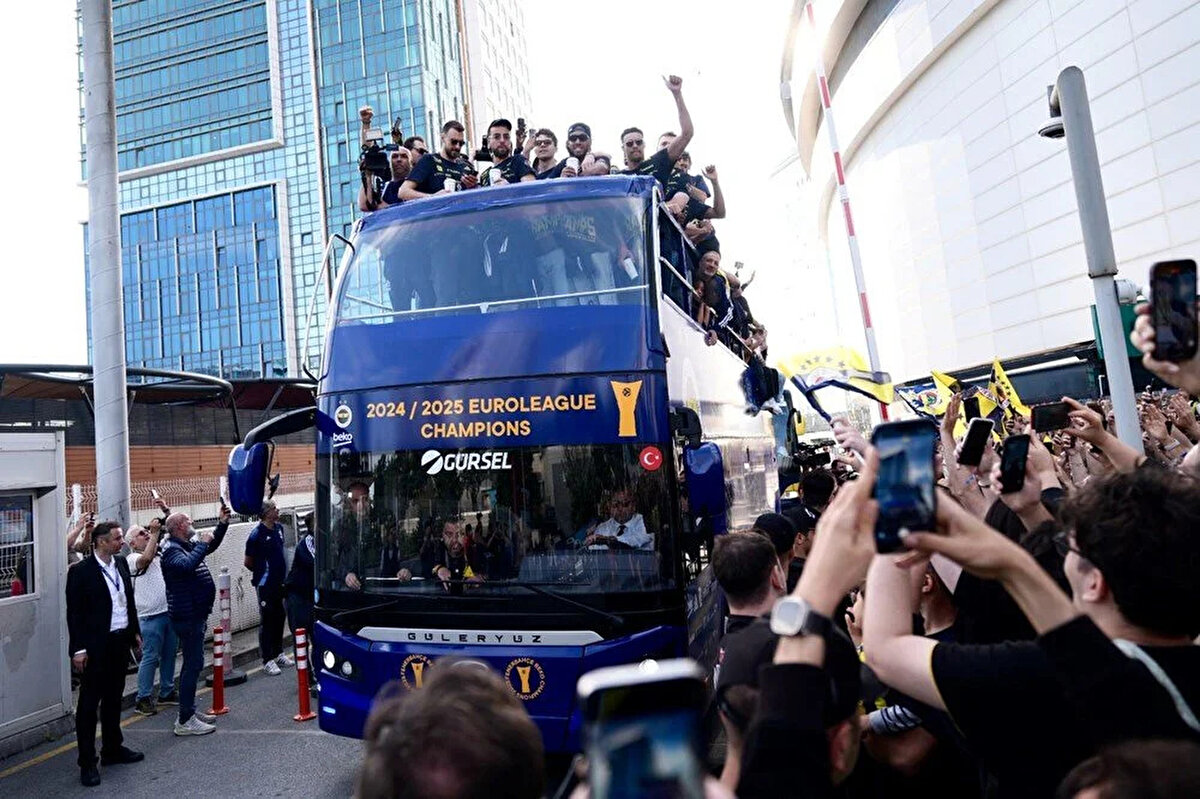 Ülker Spor ve Etkinlik Salonu'ndan üstü açık otobüsle zafer turuna başlayan sarı-lacivertliler, çifte Avrupa şampiyonluğunu simgeleyen iki yıldızlı logolarının bulunduğu bayraklarla binleri selamladı.