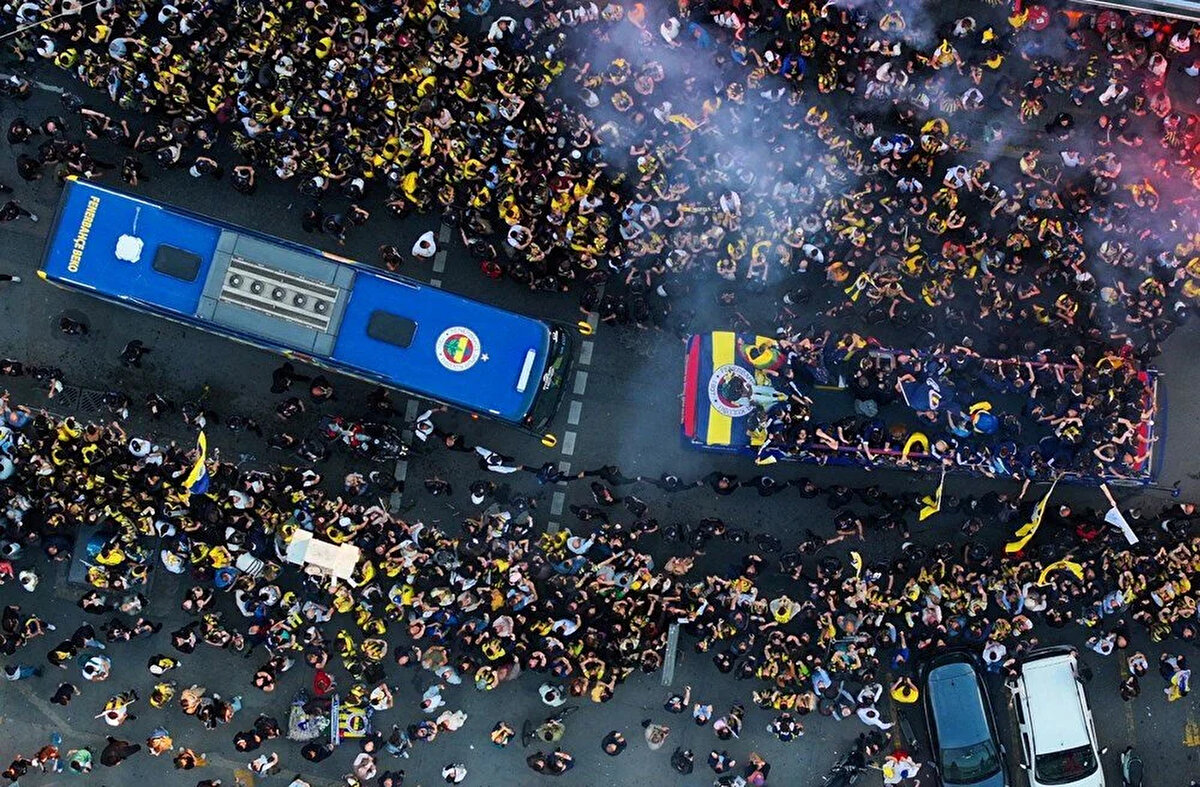 Sarunas Jasikevicius ve öğrencilerini taşıyan otobüs kendilerini bekleyen taraftarların olduğu Bağdat Caddesi'ne girdiğinde coşku tavan yaptı.