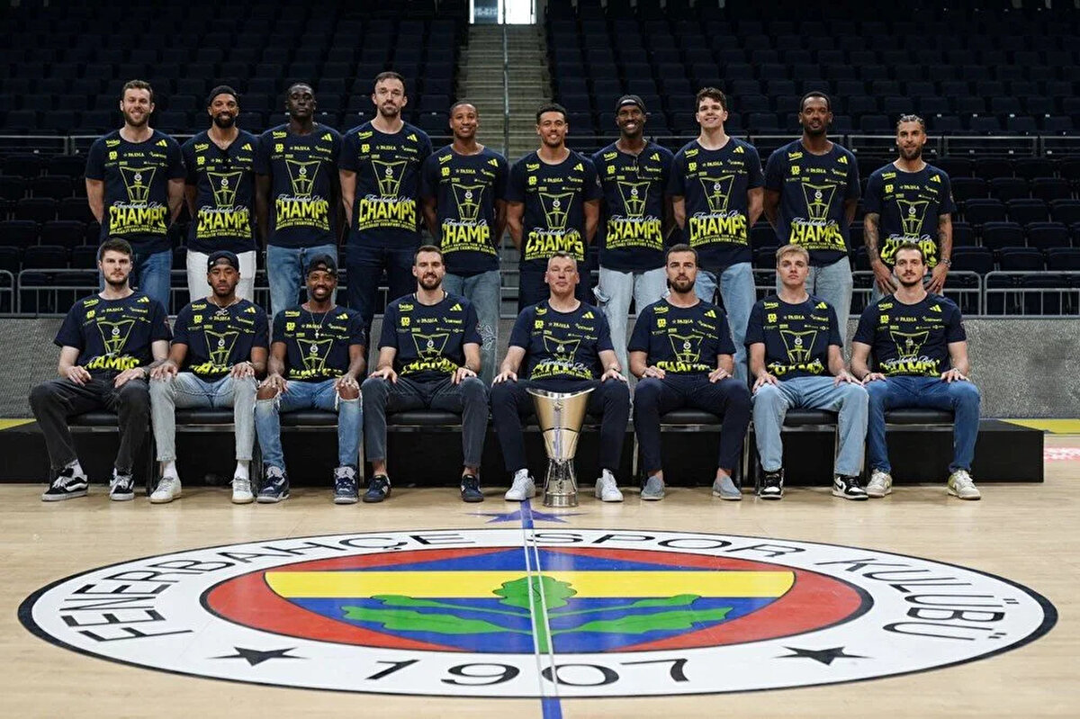 TAKIM BASIN MENSUPLARIYLA BİR ARAYA GELDİ<br>Basketbol THY Avrupa Ligi şampiyonu Fenerbahçe Beko, medya gününde basın mensuplarıyla buluştu.<br><br>Avrupa Ligi'nde elde ettikleri şampiyonluğun tadını çıkardıklarını belirten Litvanyalı Sarunas Jasikevicius, "Durumu henüz idrak edemedik. Hissettiğimizi kelimelere dökmek gerçekten zor. Zaman geçtikçe ne kadar büyük bir başarıya imza attığımızı anlayacağız." ifadelerini kullandı.