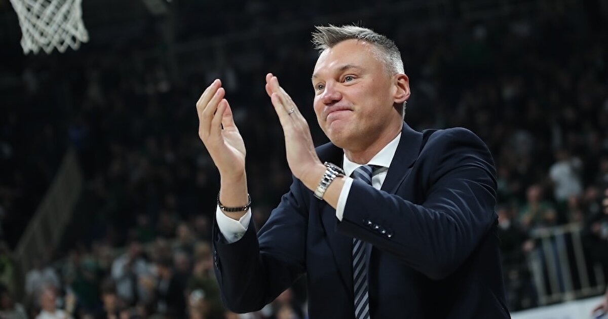 Fenerbahçe'yi çok sevdiğini vurgulayan Sarunas Jasikevicius, "Oynadığım ve çalıştığım diğer takımlara göre burada bir dil bariyeri var. Bu yüzden bazen kendimi ifade edemiyorum. Fenerbahçe'ye sevgim çok büyük. Dil bariyeri aşıldığında bu sevgi daha da büyüyecektir." dedi.
