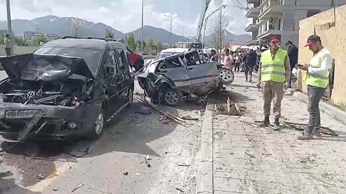Edinilen bilgiye göre, Yakutiye ilçesi havalimanı yolu üzerinde freni boşalan beton mikseri, trafikte ve yol kenarında bulunan onlarca araca çarptıktan sonra devrildi. 