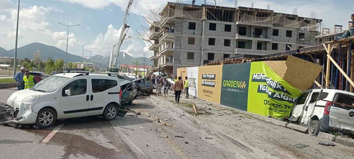 Kaza sonrası bölgeye çok sayıda ambulans ve itfaiye ekibi sevk edildi.