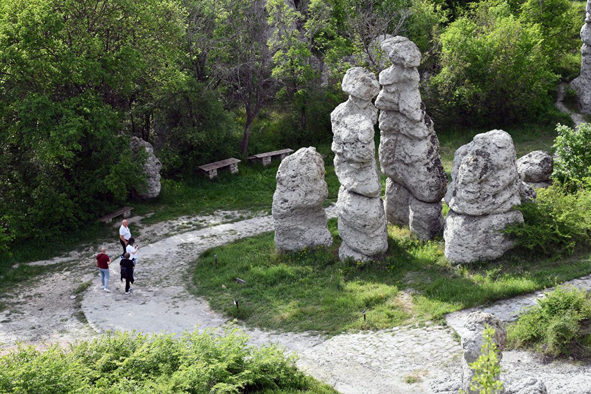 Dimitrovska Booth, bu doğal anıtın 10 milyon yıllık bir tarihi olduğuna işaret ederek, volkanik kökenli bir yer olarak "taşlaşmış insanların" oluştuğunu anlattı.