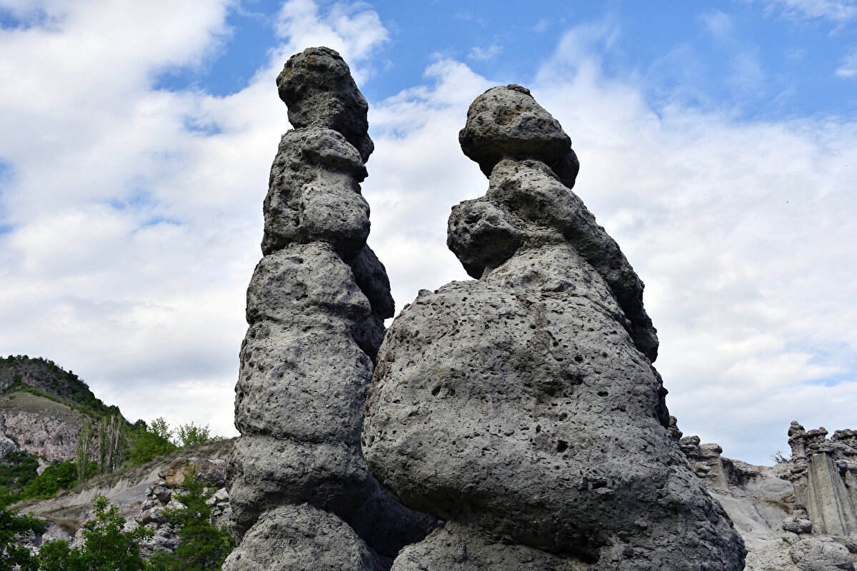 Kuklica, 120'den fazla kaya oluşuma ev sahipliği yaparken, "aynı anda iki kıza evlenme sözü veren bir adamın, iki düğünü de aynı güne koyması sonrası, kızlardan birine yakalandığını ve bu kızın beddua etmesi üzerine tüm düğün davetlilerinin taşa dönüştüğünü" anlatan bir halk efsanesi günümüze kadar ulaşıyor.