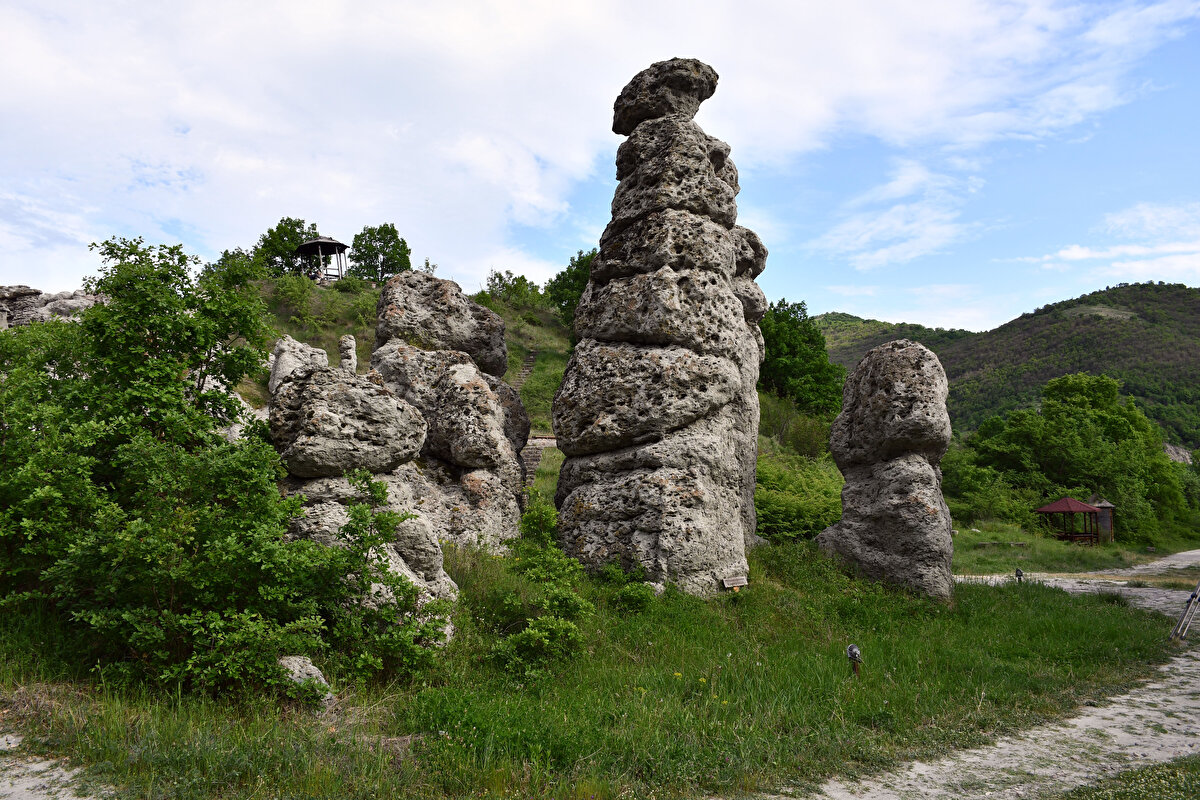 Yerel halkın "taşlaşmış insanlar" olarak adlandırdığı bu doğal yapıların, jeolojik olarak meydana gelen erozyon ve volkanik faaliyetlerin sonucu olarak oluştuğu konuşulsa da bölge halkı bu taş sütunları yalnızca doğa olayı değil, aynı zamanda yüzyıllardır anlatıla gelen dramatik bir aşk hikayesinin sembolü olarak ifade ediyor.