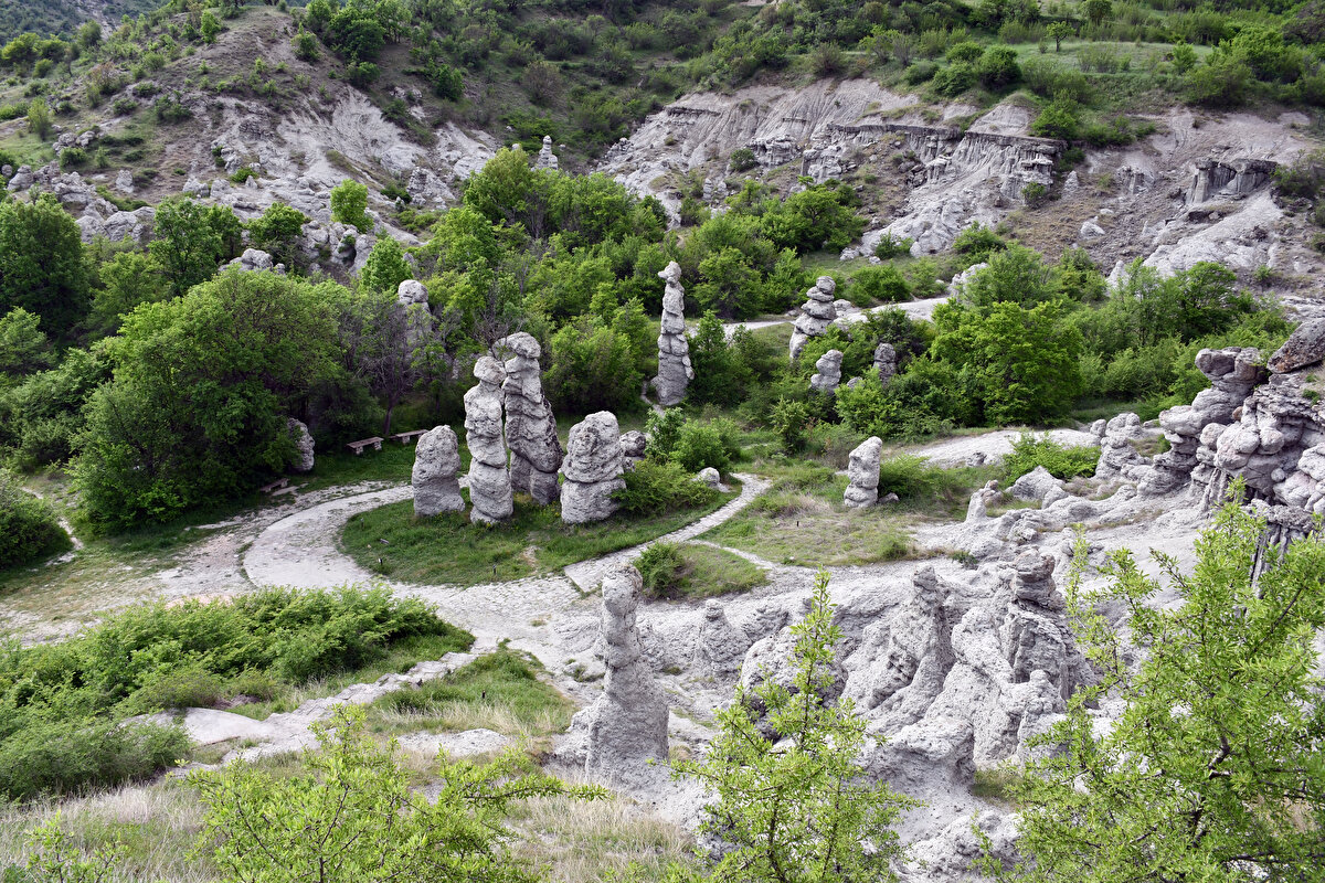 Kratova Belediyesine bağlı Kuklica köyündeki "taşlaşmış insanlar" adı verilen kaya oluşumları, doğanın ve halk anlatılarının iç içe geçtiği büyüleyici bir coğrafyada saklı bir hazine gibi varlığını sürdürüyor.