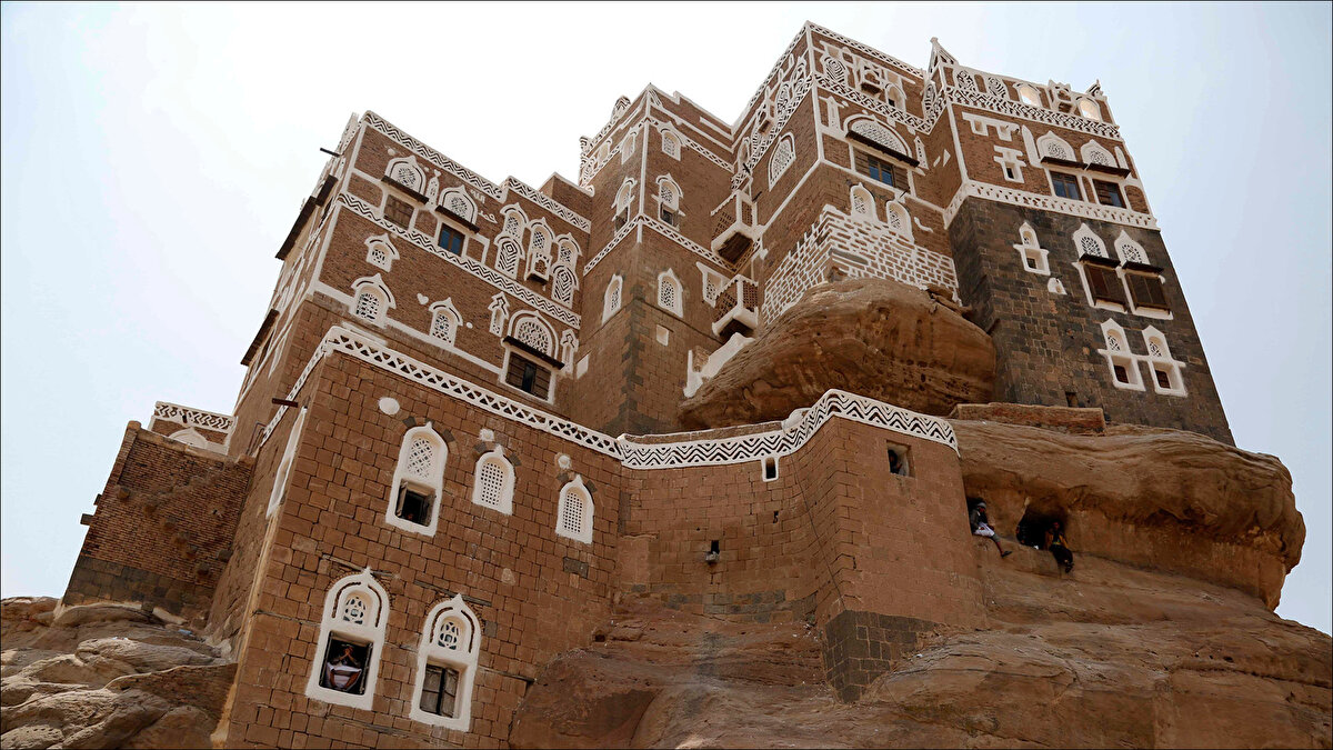 Hayatın akışı içerisinde yıkımlara ve zamanın tahribatına yenik düşen saray, 20. yüzyılın başlarında Yemen İmamı Yahya Hamîdüddin (1869 - 1948) tarafından restore edilerek Zeydî liderin yazlık sarayı olarak kullanılmıştır.