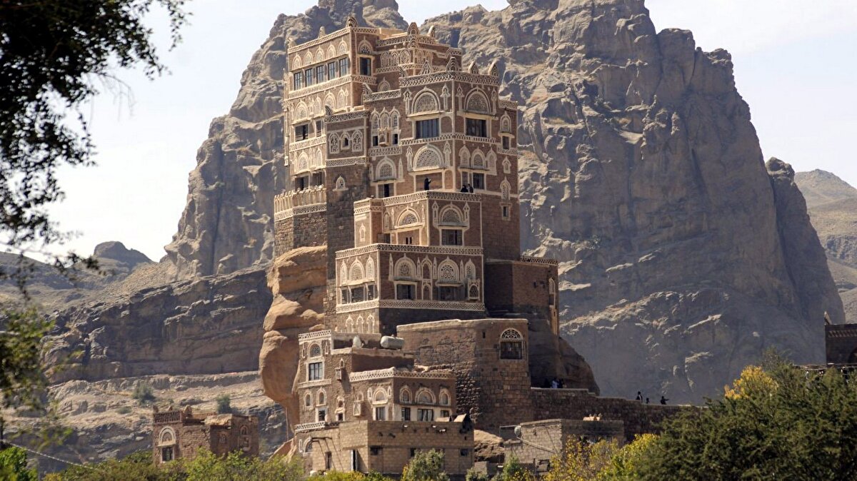 Pişmiş tuğlalar kullanılarak üzerine eklemeler yapılan saray, kayanın doğal oluşumuna uyum sağlayacak şekilde tasarlanmış yedi kattan oluşmaktadır. 