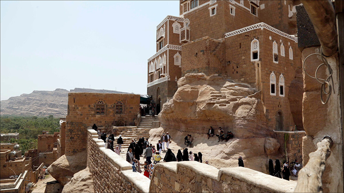 Adeta bir kale gibi tasarlanan saray, saldırı ve kuşatmalara karşı korunmak için atış mevzilerine ve kendi su kaynağına sahiptir.