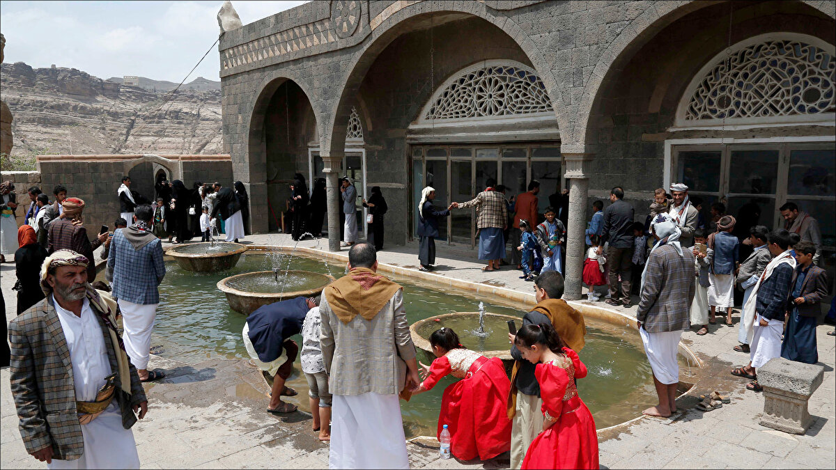 Hamamları, çeşmeleri ve süslemelerinin yanı sıra İmam Yahya, en üst katta bulunan geleneksel bir Yemen salonu olan “mafraj” gibi özelliklerle yazlık meskenini zenginleştirmiştir.