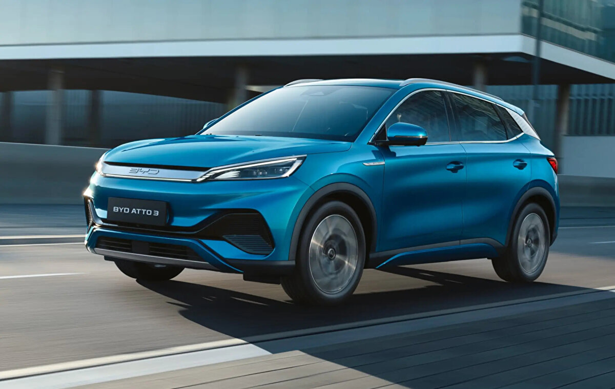 İnsanlık dışı koşullar<br><br>İddialar, yalnızca yasa dışı işe alım süreçleriyle sınırlı değil. Brezilya savcılığı, işçilerin yaşadığı koşulların “insan onuruna aykırı” olduğunu belirtti. İşçilerin bazıları şiltesiz yataklarda yatarken, ortak banyoları kullanmak zorunda bırakıldıkları ve 31 kişi için yalnızca bir tuvalet bulunduğu bildirildi. Sabah saat 04.00'te uyanarak sıra bekleyen işçilerin, hijyen koşullarından da yoksun şekilde yaşadığı kaydedildi.