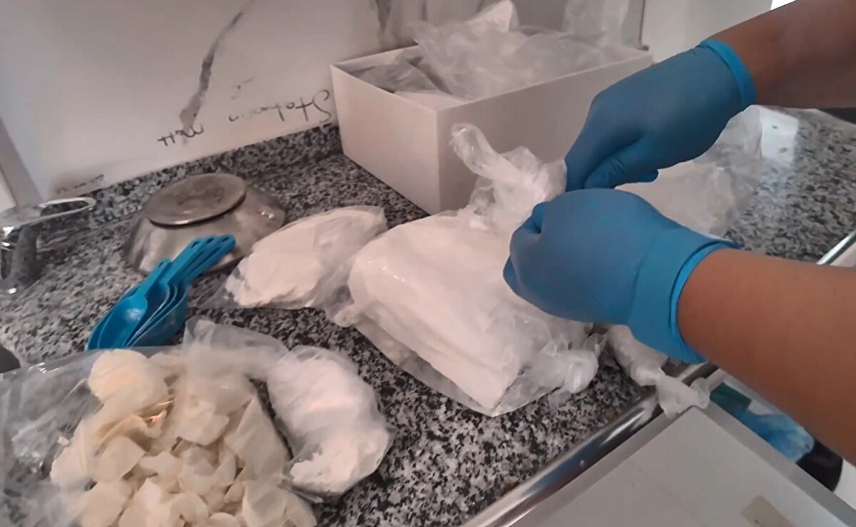 Operasyonda şüpheli yakalanırken aracın özel düzenekli zulası ile evin mutfak dolaplarında 1 kilo 650 gram kokain, 1 kilo 80 gram esrar, çok miktarda yasaklı madde hap, 8 adet ruhsatsız tabanca, hassas terazi ve yasaklı maddenin preslendiği makine ele geçirildi.