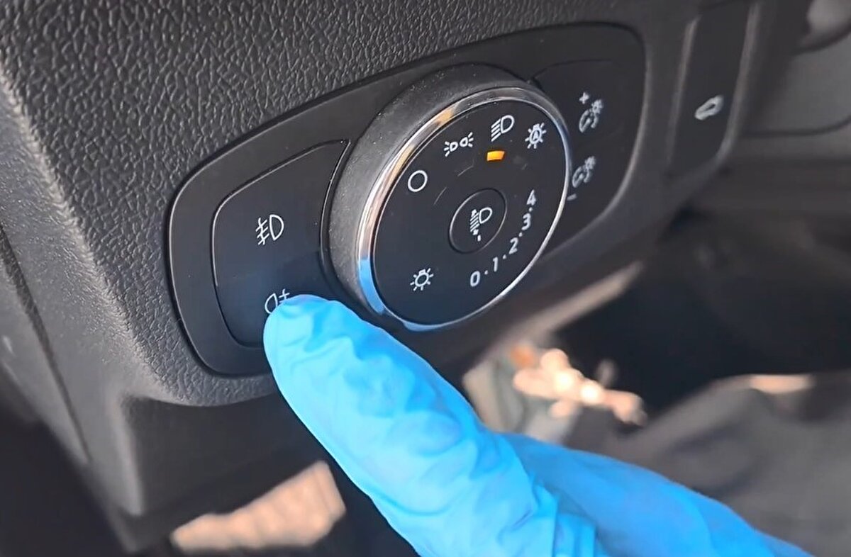 Araçtaki yasaklı madde madde düzeneği ise dikkat çekti. Önce aracın far düğmelerinin belirli bir ayara getirildiği ardından da direksiyon altındaki açma kapama tuşlarının faaliyete geçmesiyle özel düzeneğin açıldığı görüldü. Düzenek açılmasıyla gizlenen yasaklı madde ve silahlardan birinin zuladan çıktı.