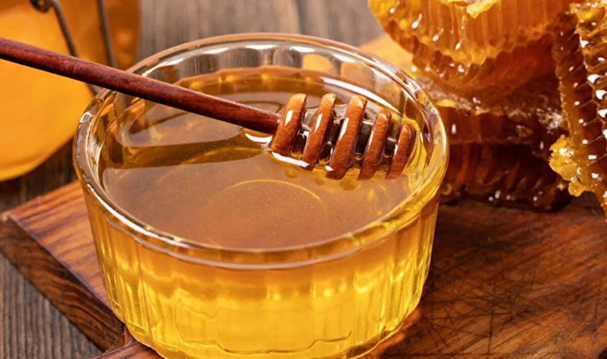 Sahteciliğin boyutu endişe verici<br><br>Yetkililer, et, bal, zeytinyağı, süt ürünleri, kebap ve hatta tatlı çeşitlerinde dahi taklit ve tağşişe sıkça rastlandığını belirtiyor. Fiyatı, kokusu, rengi ya da tadı normalden farklı olan ürünlerin tüketilmemesi gerektiği konusunda vatandaşlar uyarılıyor. Gıda güvenliğini tehdit eden bu ürünler için şüphe duyan vatandaşların, Tarım ve Orman Bakanlığı'nın ALO 174 Gıda Hattı'nı arayarak ihbarda bulunmaları isteniyor.