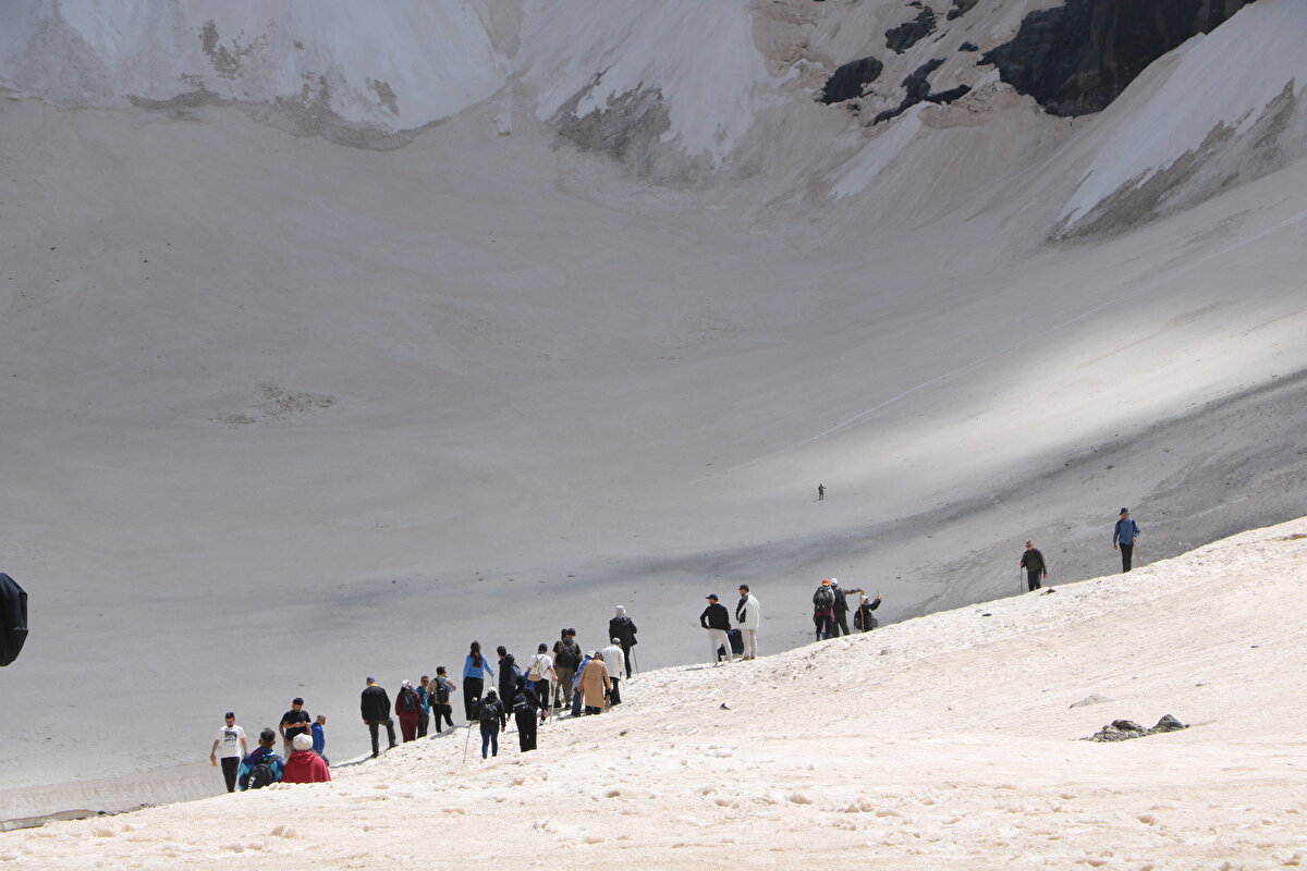 2020 yılında Cumhurbaşkanlığı kararıyla milli park ilan edilen Cilo-Sat Dağları, bugünlerde yüzlerce doğa tutkunu tarafından ziyaret ediliyor. Türkiye'nin dört bir yanından gelen yaklaşık 400 kişilik doğasever ve dağcı grubu, rehberler eşliğinde bölgeyi gezerek buzulların eşsiz manzarasını fotoğrafladı.