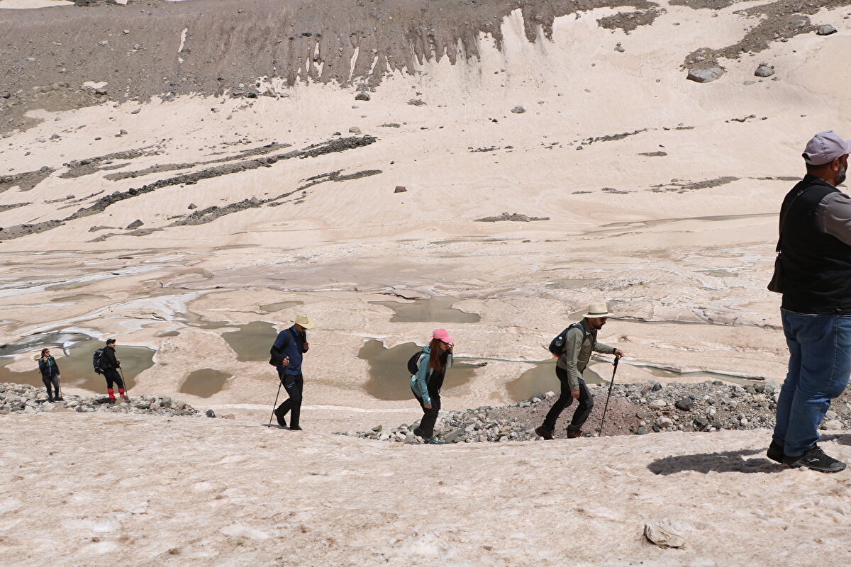 Uzun yıllar güvenlik nedeniyle erişimin kısıtlı olduğu bölge, son yıllarda doğaseverlerin ve dağcıların gözdesi haline geldi. Özellikle 20 bin yıllık buzullar ve Cennet Cehennem Vadisi, bölgeye olan ilgiyi her geçen gün artırıyor.