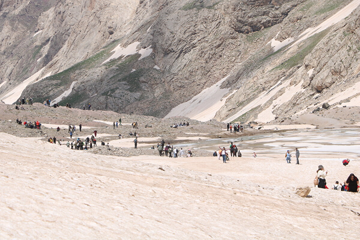 Buzulların her geçen yıl alan kaybettiğini söyleyen Canan,  "Son yıllarda özellikle bütün dünyada olduğu gibi bizim bu bölgede de hem küresel ısınma hem de insanların etkisiyle ciddi bir erime söz konusu” dedi.