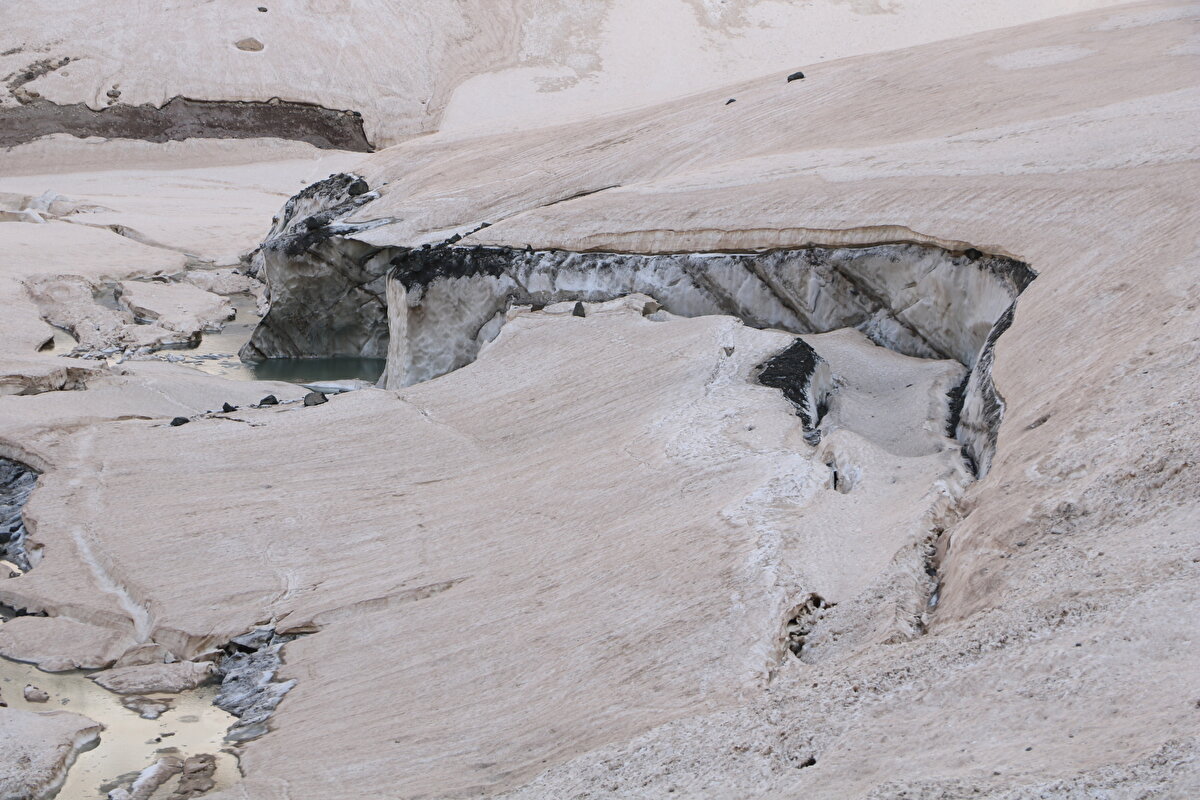 Onlardan buzulları uzaktan izlemelerini, uzaktan fotoğraflamaları bekliyoruz. Bugün yoğun bir şekilde yine insanların buraya geldiğini görüyoruz. Bölgeyi, buzulları merak ediyorlar. Ama gelirken ve giderken de insanların bilinçli bir şekilde hareket etmelerini isteriz”