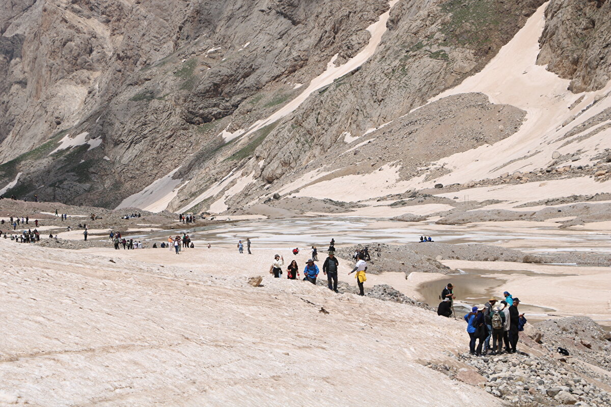 "Lütfen buzullara basmayın"<br><br>Yüksekova TEMA Vakfı Temsilcisi ve Coğrafya Öğretmeni Kenan Canan, küresel ısınma ve insan faaliyetlerinin Cilo buzulları üzerinde ciddi etkiler yarattığını belirtti.