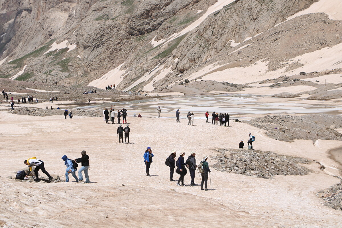 “Özellikle son yıllarda yoğun bir şekilde insanların bu bölgeye geldiğini görüyoruz. Gelen insanlarından tek istediğimiz, bölgeyi mutlaka rehberler eşliğinde gezsinler ve gezerken de kesinlikle buzullara basmamalarını istiyoruz. Çünkü her bastıkları alanda buzulun erimesine neden oluyorlar.