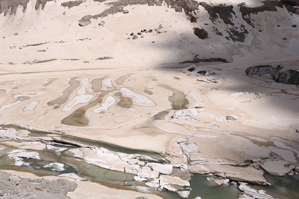 Türkiye’nin en yüksek zirvelerinden biri olan 4 bin 135 rakımlı Uludoruk Tepesi’ni barındıran Cilo-Sat Dağları, doğal güzelliği ve tarihiyle dikkat çekmeye devam ediyor. 