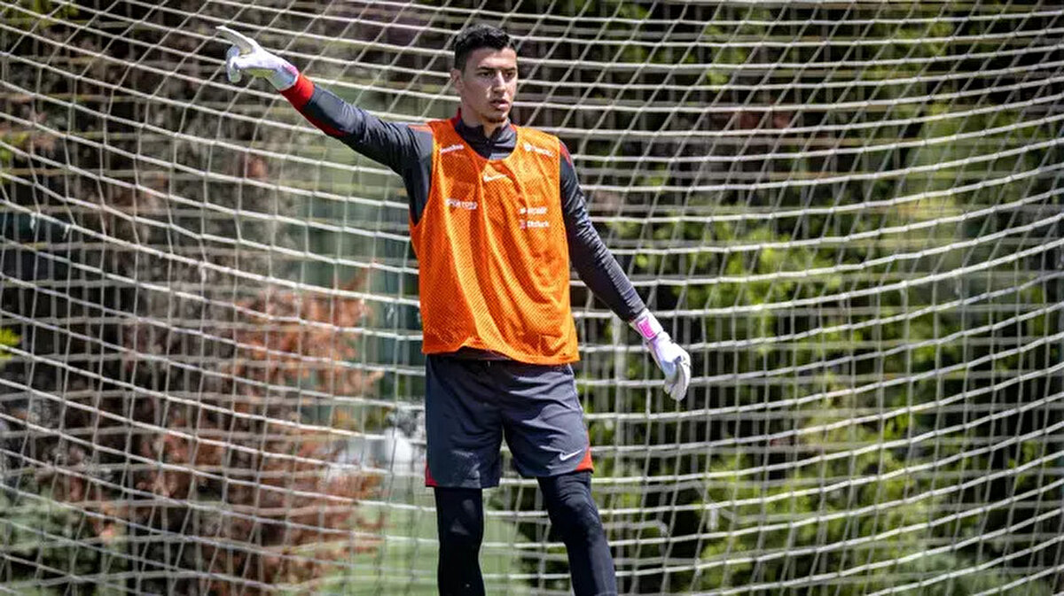 Kaleci<br><br>Altay Bayındır<br>Berke Özer<br>Muhammed Şengezer<br>Uğurcan Çakır