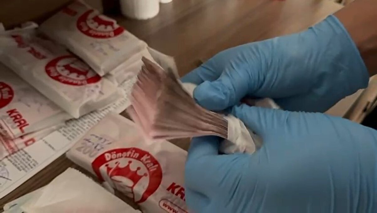 Ayrı ayrı paketlenmiş şekilde 389 bin 230 TL ve 250 ABD doları para ile suçla ilgili kayıtların bulunduğu tespit edilen 4 adet ajanda ele geçirildi. Gözaltına alınan şahıslar sorgulanmak üzere Samsun Emniyet Müdürlüğüne götürüldü.<br><br>Olayla ilgili soruşturma devam ediyor.