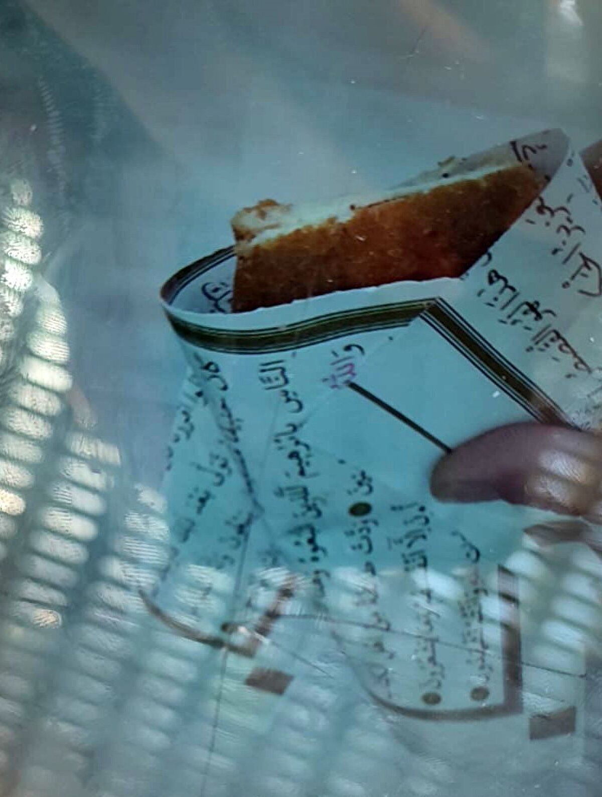 Olay, Gaziantep’in Şehitkamil ilçesinde bulunan Edebali İlkokulu’nda meydana geldi. İddiaya göre, kantinci Kur’an-ı Kerim sayfalarını tost kağıdı yaptı.