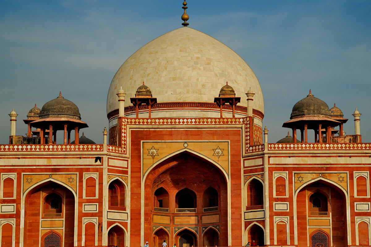 Türbenin beyaz, mermer kubbesi İran mimarîsinin bir unsuru olarak yapıya dâhil olmuştur.