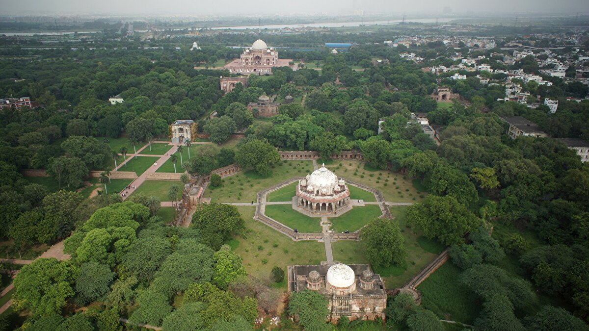 19. yüzyıla kadar türbenin bahçesi tamamen küçük türbelerle dolmuş, ana yapıdaki iç odalara Bâbür prenslerinin mezarları yapılmaya başlanmıştır.