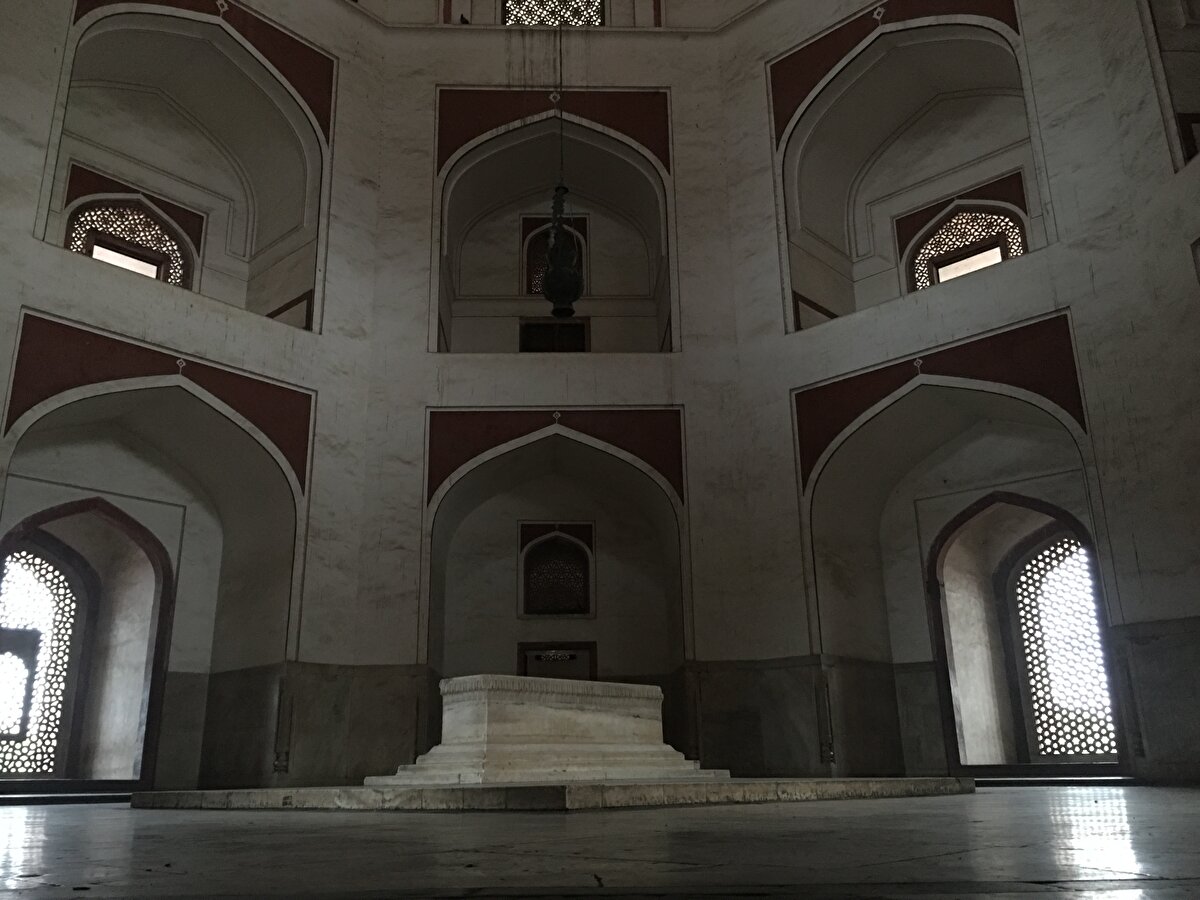 Babür İmparatoru Humâyûn'un mezarı, mozolenin merkezinde, geniş pencerelerle donatılmış bir alanda yer alır.