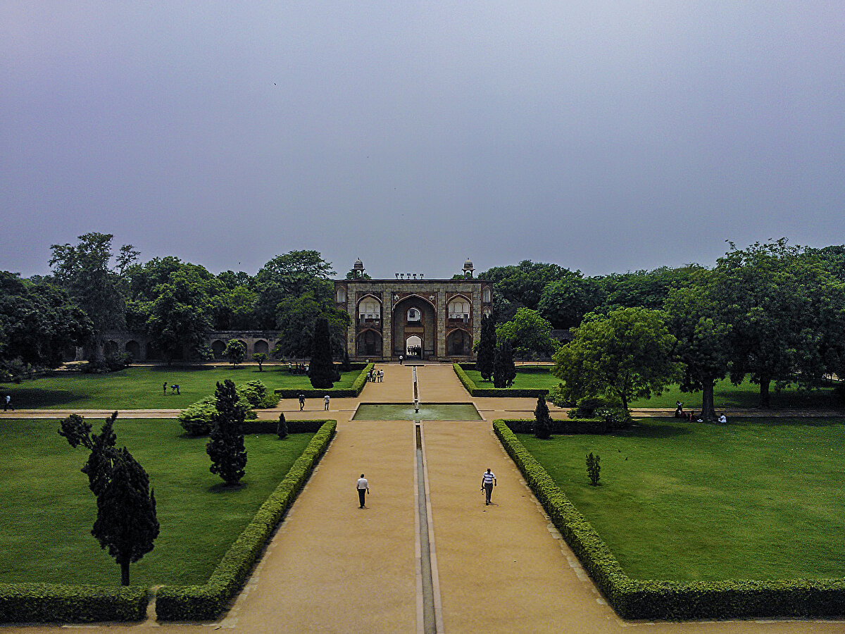 Cenneti tasvir eden dört parçalı Pers bahçesi, Bâbür türbeleri arasında ilk defa Humâyûn Türbesi'nde kullanılmıştır.