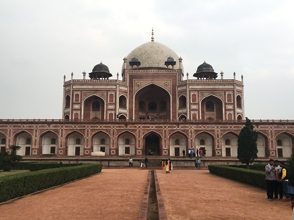 Delhi’de inşa edilen diğer yapılarda olduğu gibi bu türbede de kırmızı kum taşı ve beyaz mermer süslemeleri kullanılmıştır.