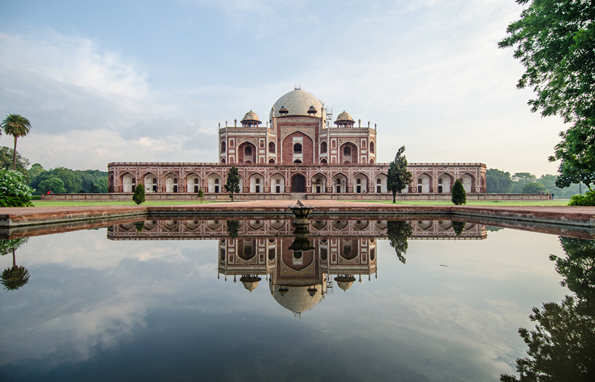 Türbeye girişte görülen havuzlardaki sular bahçenin eğimi sayesinde geometrik şekilli dar kanallardan geçerek tüm çevreyi dolaşır ve geçtiği yerlerde doğal klima serinliği oluşturur.